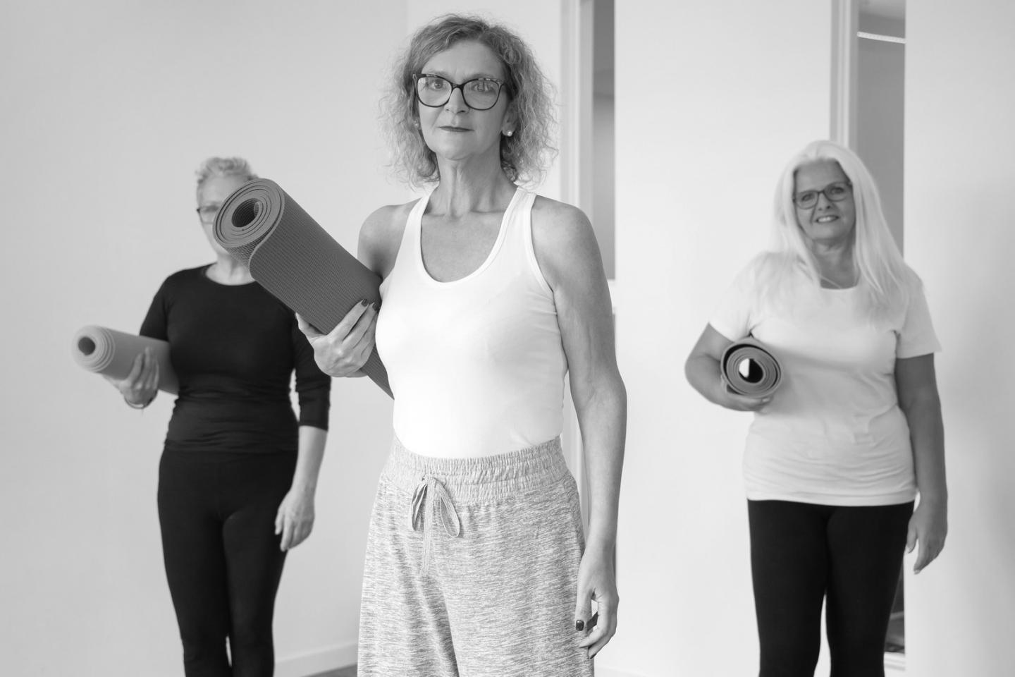 Ambiente de práctica de yoga mostrando el espacio integral de bienestar