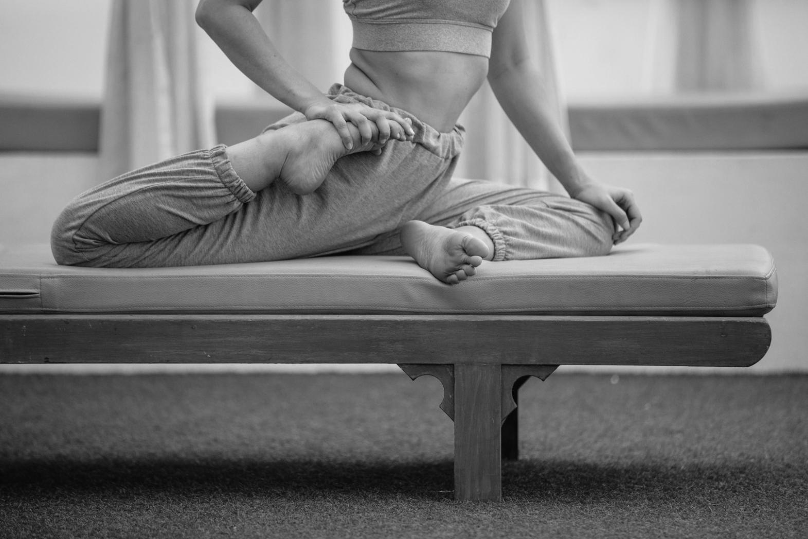 Práctica de yoga en ambiente sereno y natural
