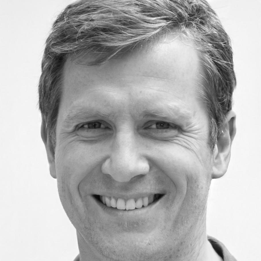Instructor Roberto Mendoza